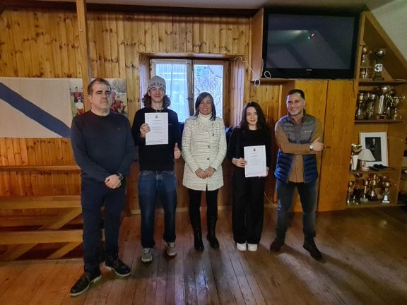 alumnos de C1 recibiendo el certificado en Sion 