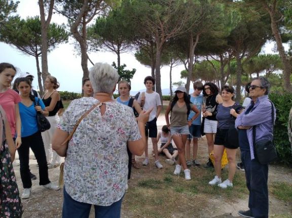 Nuestros alumnos escuchando atentamente los emotivos testimonios de los hijos del exilio.