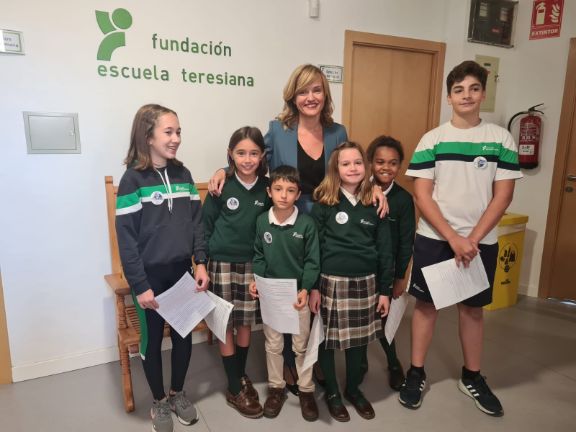 Pilar Alegría con alumnos del Colegio Santa Teresa de Jesús de Valladolid