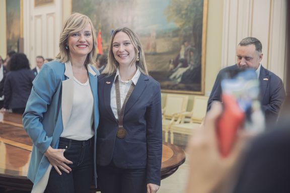 La ministra Pilar Alegría junto a los integrantes del equipo español de FP