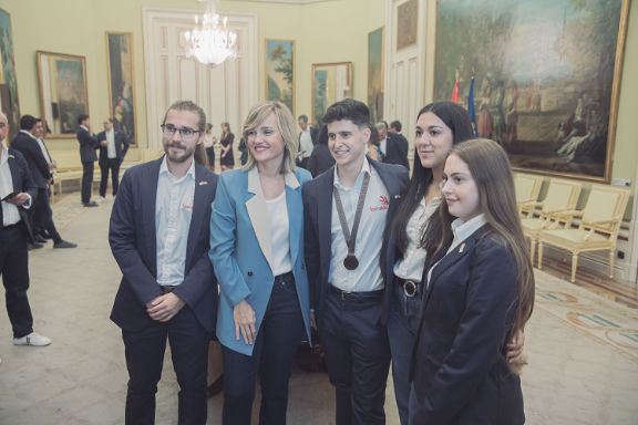 La ministra Pilar Alegría junto a los integrantes del equipo español de FP