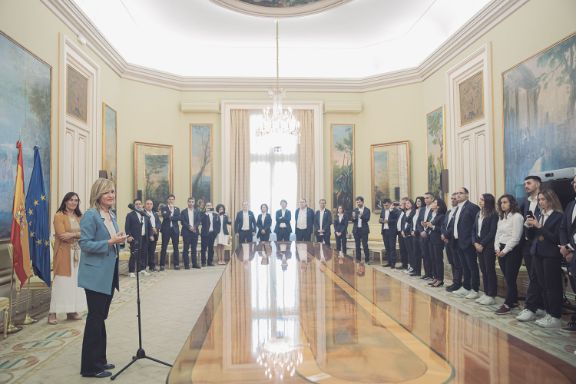 La ministra Pilar Alegría junto a los integrantes del equipo español de FP