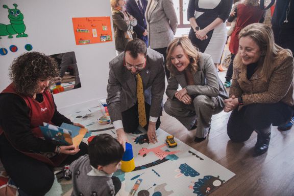 La ministra Pilar Alegría en la Escuelina 'Amparo Velasco Viego' en San Juan de Beleño (Concejo de Ponga, Asturias)