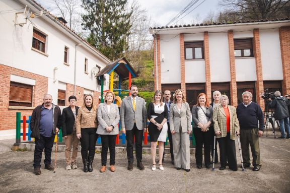 La ministra Pilar Alegría en la Escuelina 'Amparo Velasco Viego' en San Juan de Beleño (Concejo de Ponga, Asturias)