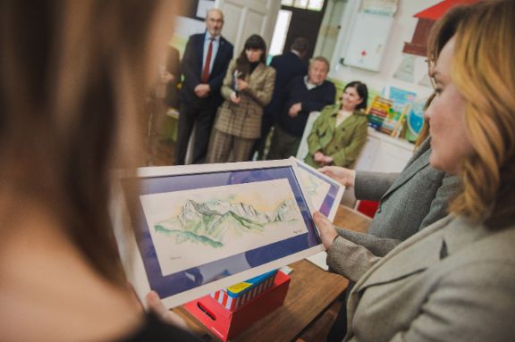 La ministra Pilar Alegría en la Escuelina 'Amparo Velasco Viego' en San Juan de Beleño (Concejo de Ponga, Asturias)