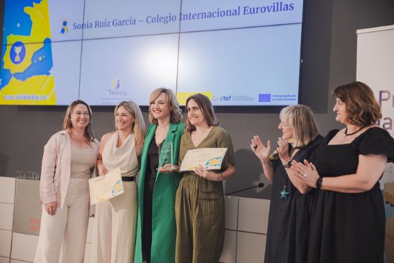 'Etwinners behind the scenes', Isabel Canal Gómez y Sonia Ruiz García (Fundación Educativa Jesuitinas de Navarra y Colegio Internacional Eurovillas de