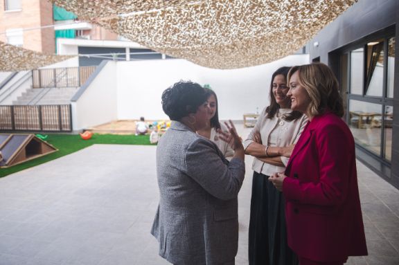 Pilar Alegría visita la Escuela Infantil 'El Blauet' de Santa Coloma de Gramanet, ejemplo de la apuesta del Gobierno por la conciliación