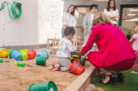 Pilar Alegría visita la Escuela Infantil 'El Blauet' de Santa Coloma de Gramanet, ejemplo de la apuesta del Gobierno por la conciliación