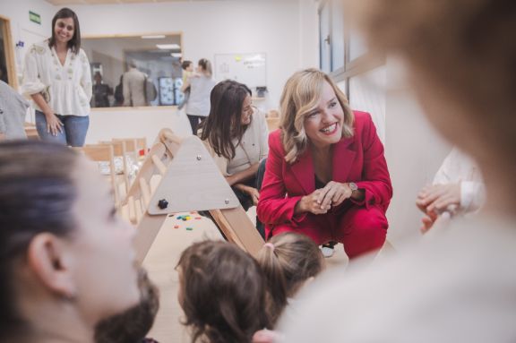 Pilar Alegría visita la Escuela Infantil 'El Blauet' de Santa Coloma de Gramanet, ejemplo de la apuesta del Gobierno por la conciliación