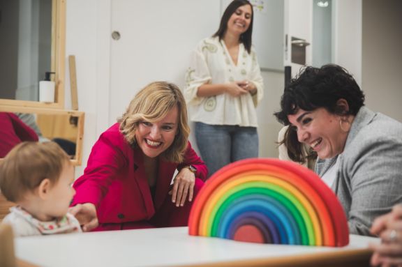 Pilar Alegría visita la Escuela Infantil 'El Blauet' de Santa Coloma de Gramanet, ejemplo de la apuesta del Gobierno por la conciliación