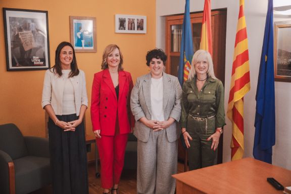 Pilar Alegría en el Ayuntamiento de Santa Coloma de Gramanet