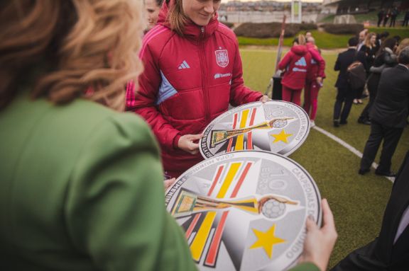 Presentación de la moneda y el sello conmemorativos del Mundial logrado por la Selección Femenina de Fútbol