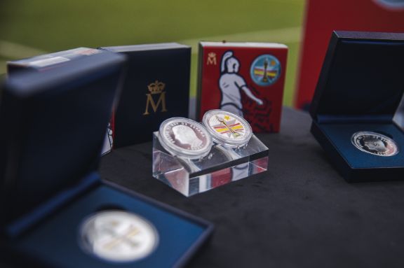 Presentación de la moneda y el sello conmemorativos del Mundial logrado por la Selección Femenina de Fútbol