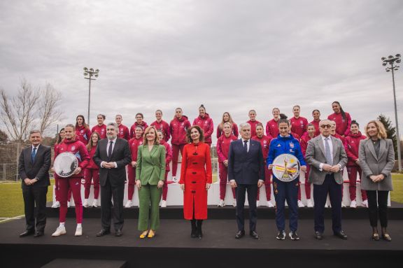 Presentación de la moneda y el sello conmemorativos del Mundial logrado por la Selección Femenina de Fútbol