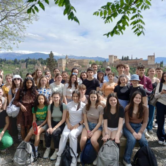 Alumnos frente a la Alhambra de Granada.