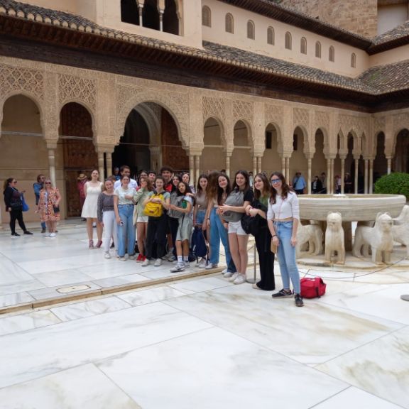 Alumnos en el emblemático Patio de los Leones de la Alhambra.