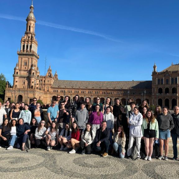 Alumnos en la Plaza de España de Sevilla.