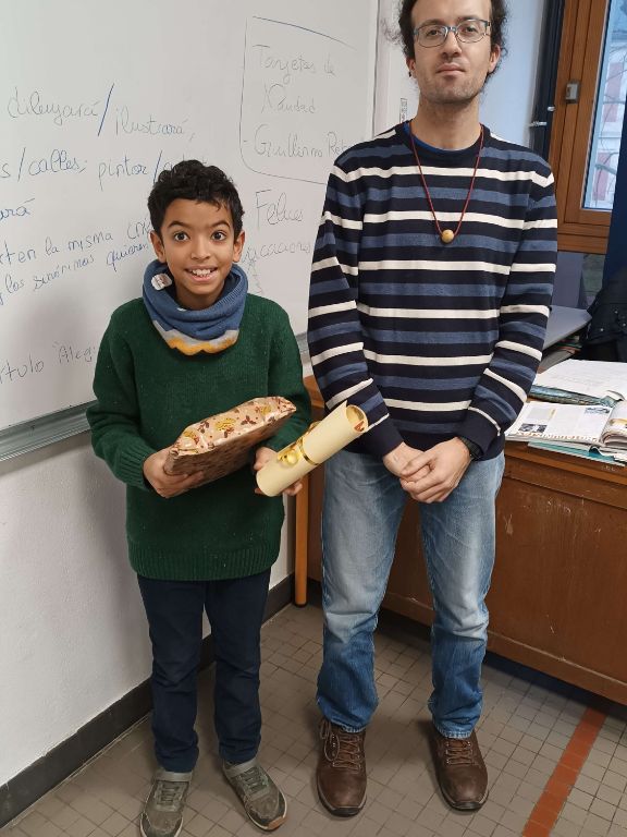 Diego, ganador del premio en 6ème de Roby, al recoger el premio de manos de su profesor