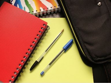 Estuche, cuaderno y bolígrafos