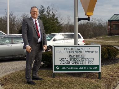 Tim Cybulski, Assistan Superintendent, frente a las oficinas de Oak Hills School District