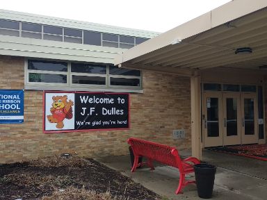 Vista entrada principal de JF Dulles Elementary School