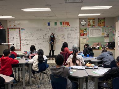 Clara Hernández impartiendo clase en Mary Castle Elementary