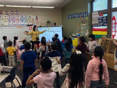 Teresa Esteban en su aula en Early Learning Center at Winding Ridge.