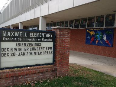 Vista de la entrada de Maxwell Elementary School