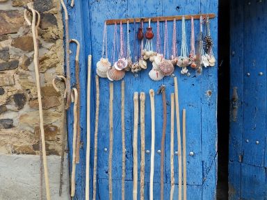 Puerta azul con conchas del Camino de Santiago