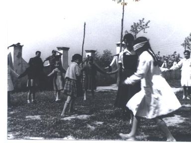 Fotografía antigüa de niños jugando