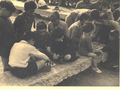 Fotografía antigüa de niños jugando a un juego de mesa