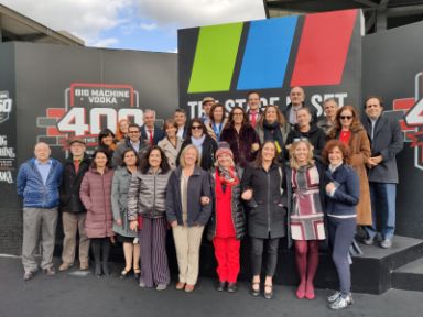 Visita al Circuito de las 500 Millas de Indianápolis. El grupo en el podio.