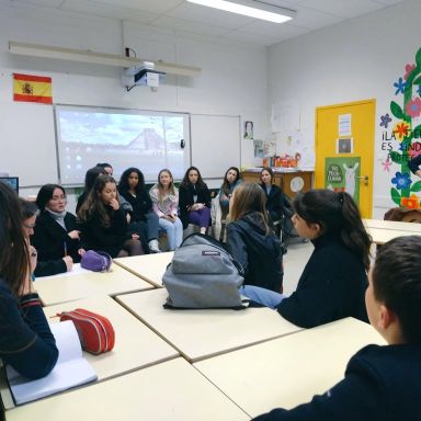 Los alumnos escuchando a una antigua alumna