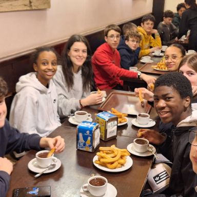 Alumnos disfrutando de los churros con chocolate.