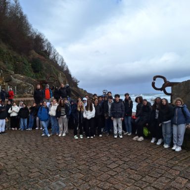 Alumnos frente al peine de los vientos.