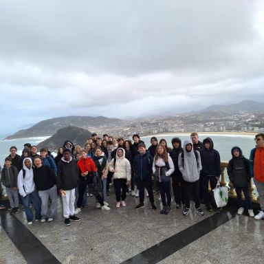 Alumnos frente a la Playa de La Concha en San Sebastián.