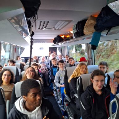 Alumnos en el autobús.