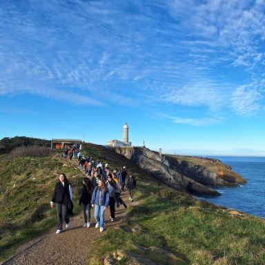 Visita a un faro en la costa norte de España.