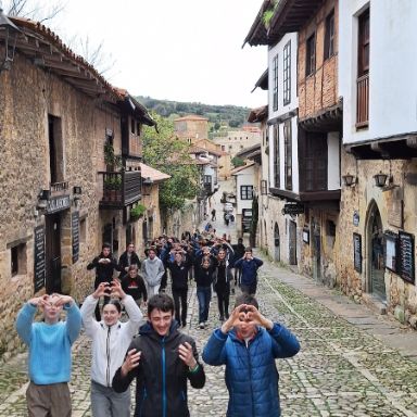 Alumnos por las calles de Comillas.