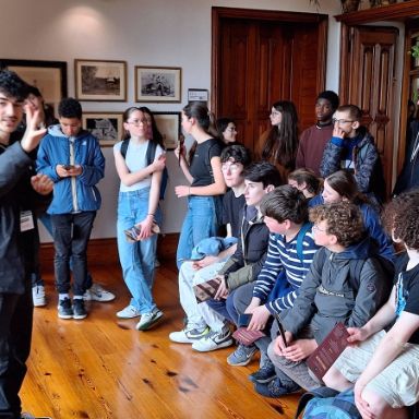 Guía explicando a los alumnos parte de la visita.