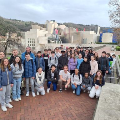 Alumnos frente al museo Guggenheim de Bilbao.