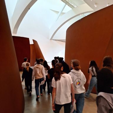 Alumnos visitando el Museo Guggenheim.