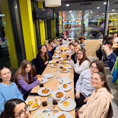 Alumnos disfrutando de los pinchos.