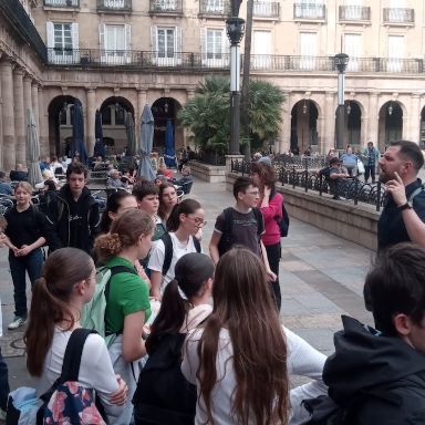 El profesor Burel hablando a los alumnos.