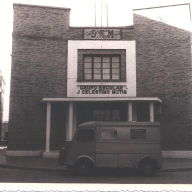 Fotografía antigüa de la fachada de un colegio