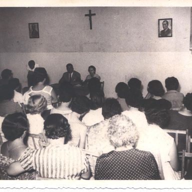 Fotografía antigüa de reunión de personas