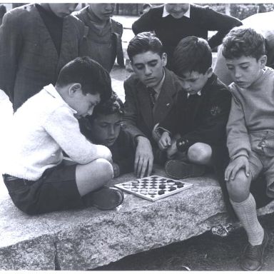 Fotografía antigüa de niños jugando a juego de mesa