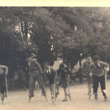 Fotografía antigüa de niños jugando al aire libre