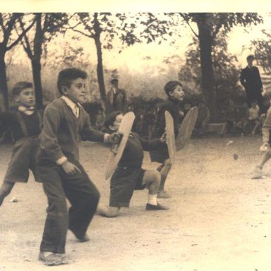 Fotografía antigüa de niños jugando 