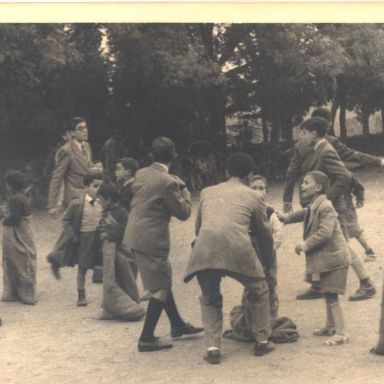 Niños mayores jugando al aire libre con niños más pequeños